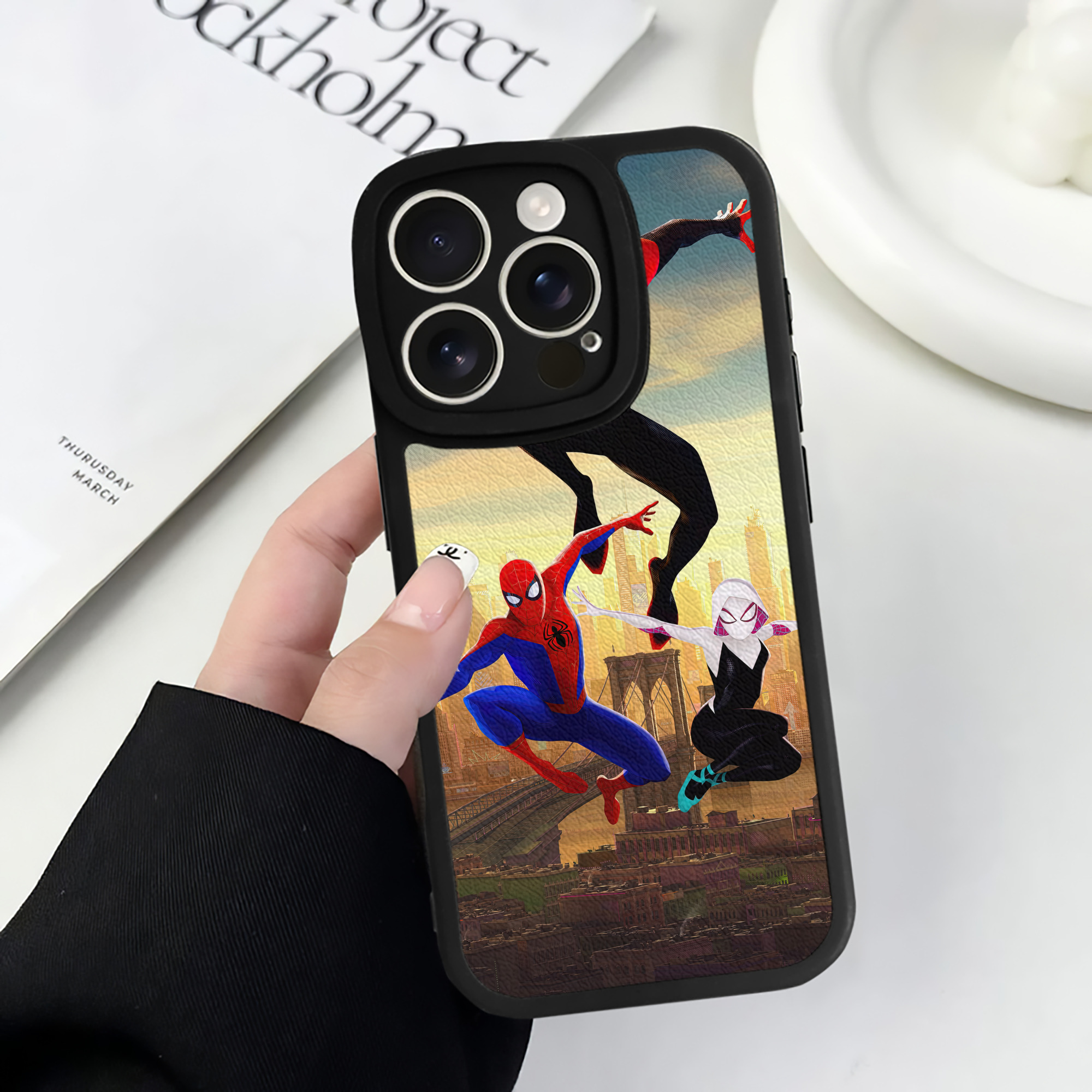 Spider Man スパイダーマン 【iPhone 16シリーズ対応】シリコンスマホケース（レザー調） 材質：シリコン